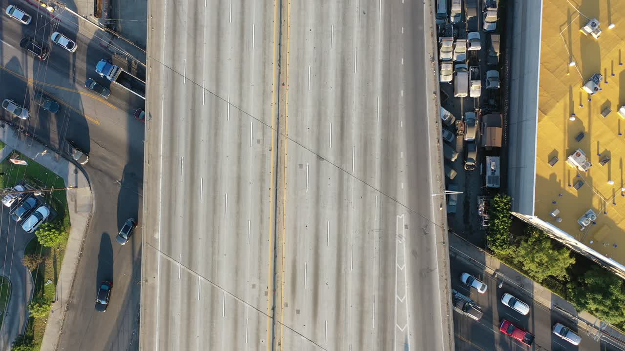 Autostrada chiusa senza traffico.