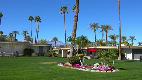 Establishing-shot-of-a-condo-complex-in-Palm-Springs-California-2