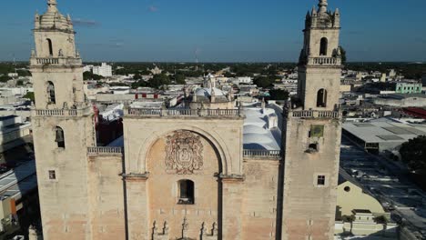 Vista-Aérea-De-La-Fachada-Del-Campanario-Del-Tabernáculo-Católico-En-Mérida,-MX.