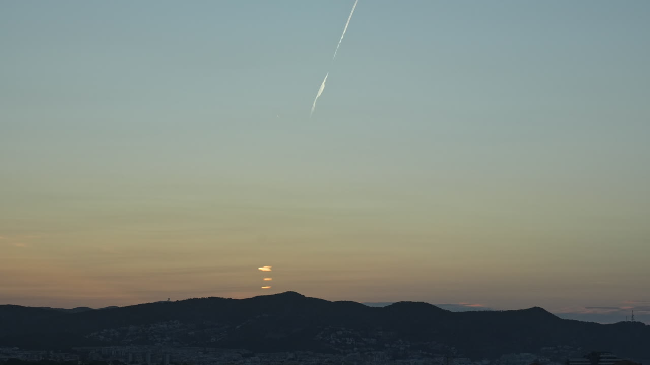 time-lapse del amanecer dorado sobre la majestuosa cresta de la montaña cerca de la pintoresca ciudad costera