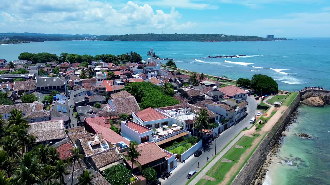 drone aéreo pan de tiendas hoteles y viviendas en galle ciudad vieja fuerte historia holandesa ciudad arquitectónica con olas de playa sri lanka asia viajes turismo