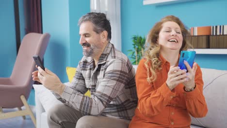 pareja adicta al teléfono. adicción a la tecnología.
