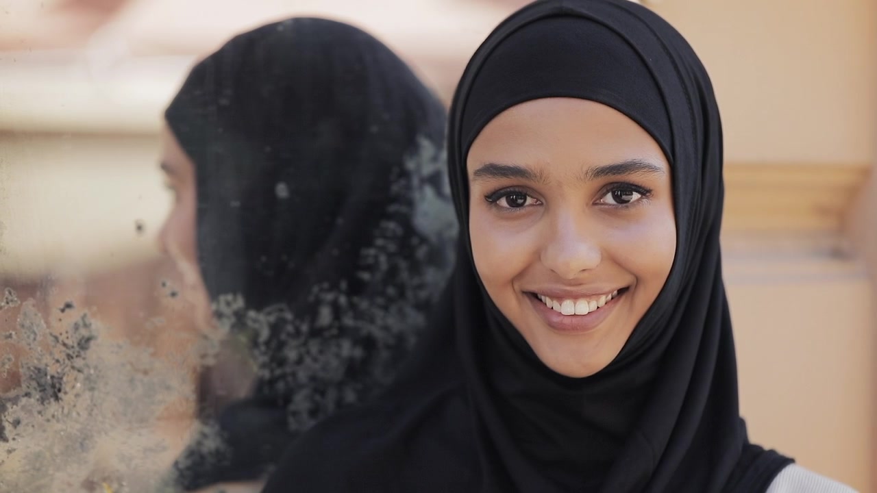 Portræt af en ung kvinde iført en sort hijab