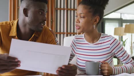 Video-Eines-Fokussierten-Afroamerikanischen-Paares,-Das-Sein-Eigenheimbudget-Plant