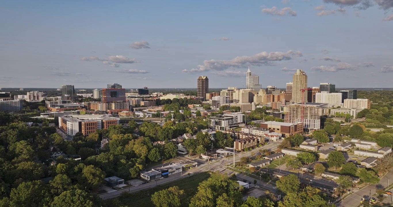 Raleigh, Carolina del Nord - Sorvolo aereo basso v66 dal Dorothea Dix Park attraverso il Warehouse District verso il centro durante l'ora d'oro - Ripreso con Mavic 3 Pro Cine - 30 settembre 2023