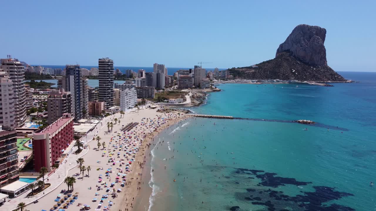 paisaje marino de la playa de calpe con la enorme roca como fondo