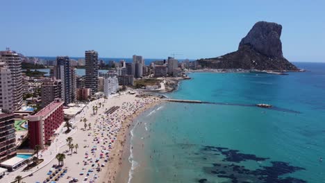 paisaje marino de la playa de calpe con la enorme roca como fondo