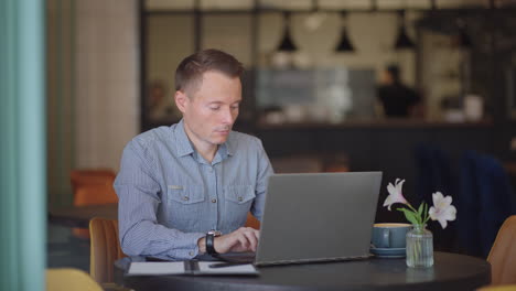 Schöner-Männlicher-Entwickler-Oder-Student,-Der-Im-Café-Am-Laptop-Studiert.-Freiberufliche-Fernarbeit,-Online-Bildung,-Selbstständig