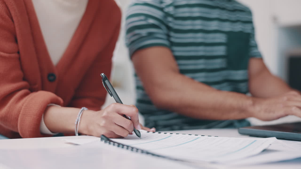 planificación, impuestos y documentos con las manos de la pareja