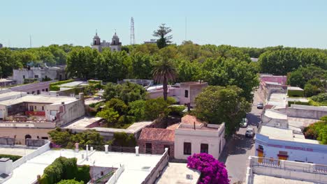 Dolly-Im-Luftbild-Von-Colonia-Del-Sacramento-Mit-Kopfsteinpflasterstraßen-Und-Der-Basilika-Des-Santísimo-Sacramento-An-Einem-Sonnigen-Tag,-Zeitlupe