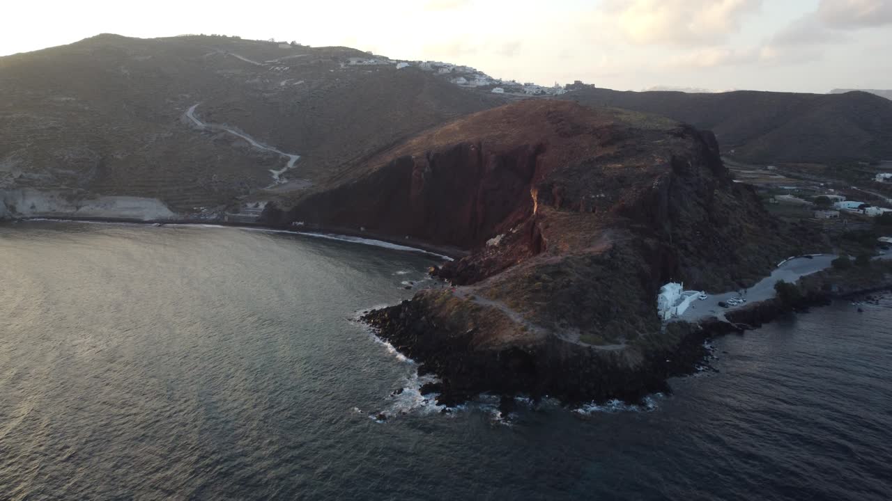 la playa roja en santorini al atardecer