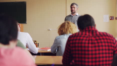profesor dando una conferencia en un aula