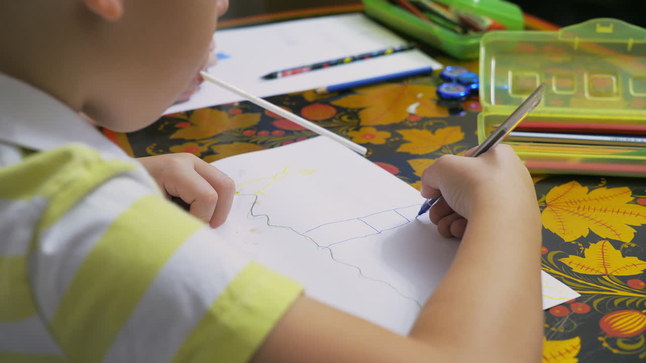 y un chico y una chica dibujando en una fiesta