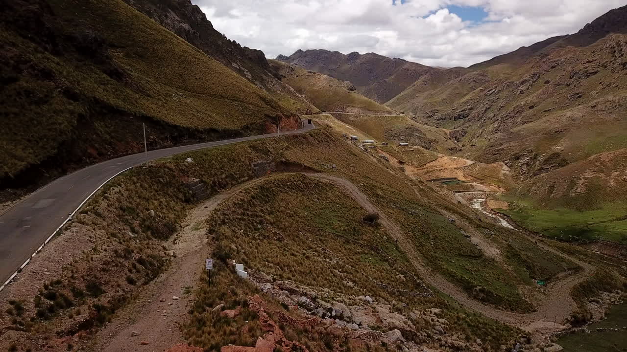 vista a la montaña de ayacucho peru desde el aire