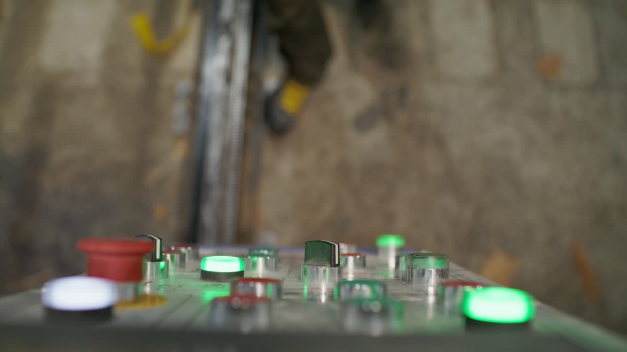 primer plano de un panel de control industrial