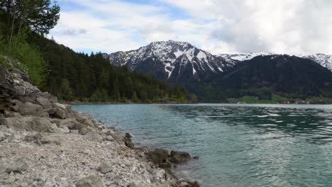 See-Und-Berge-Achensee-Und-Vogel,-Der-über-Wasser-Fliegt