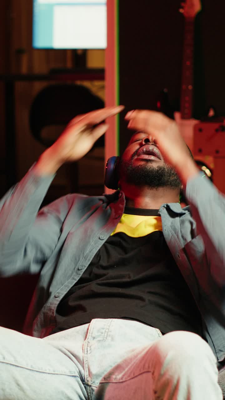 Vertical video Gamer raging after receiving game over, frustrated by unhelpful teammates