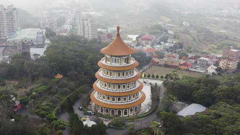 Rodee-El-Templo-Hasta-La-Punta-De-La-Vista-Del-Templo:-Experimente-La-Cultura-Taiwanesa-De-La-Espectacular-Pagoda-De-Cinco-Pisos,-La-Torre-Escalonada-Tiantan-En-El-Templo-Wuji-Tianyuan-En-El-Distrito-De-Tamsui