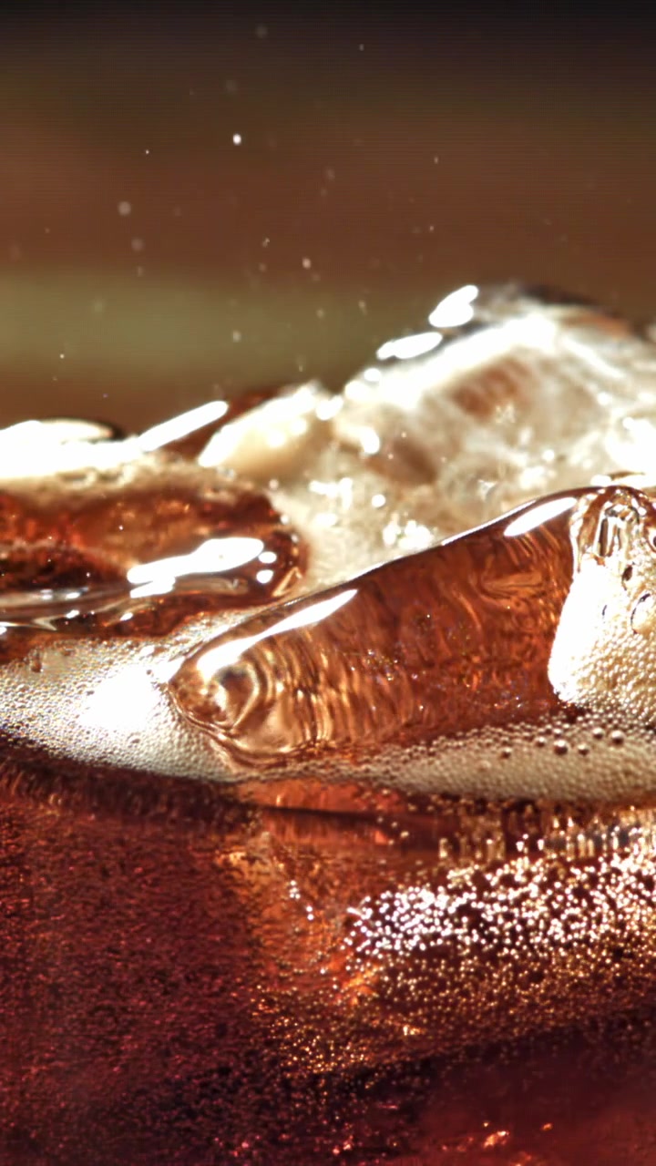 Bibita cola rinfrescante con cubetti di ghiaccio e bollicine frizzanti
