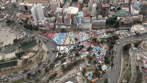 Vista-Aérea-Sobre-La-Paz,-Bolivia,-Casas-Coloridas-Y-Rascacielos,-Barrios-Marginales-Urbanos-En-El-área-Metropolitana-De-Sopocachi