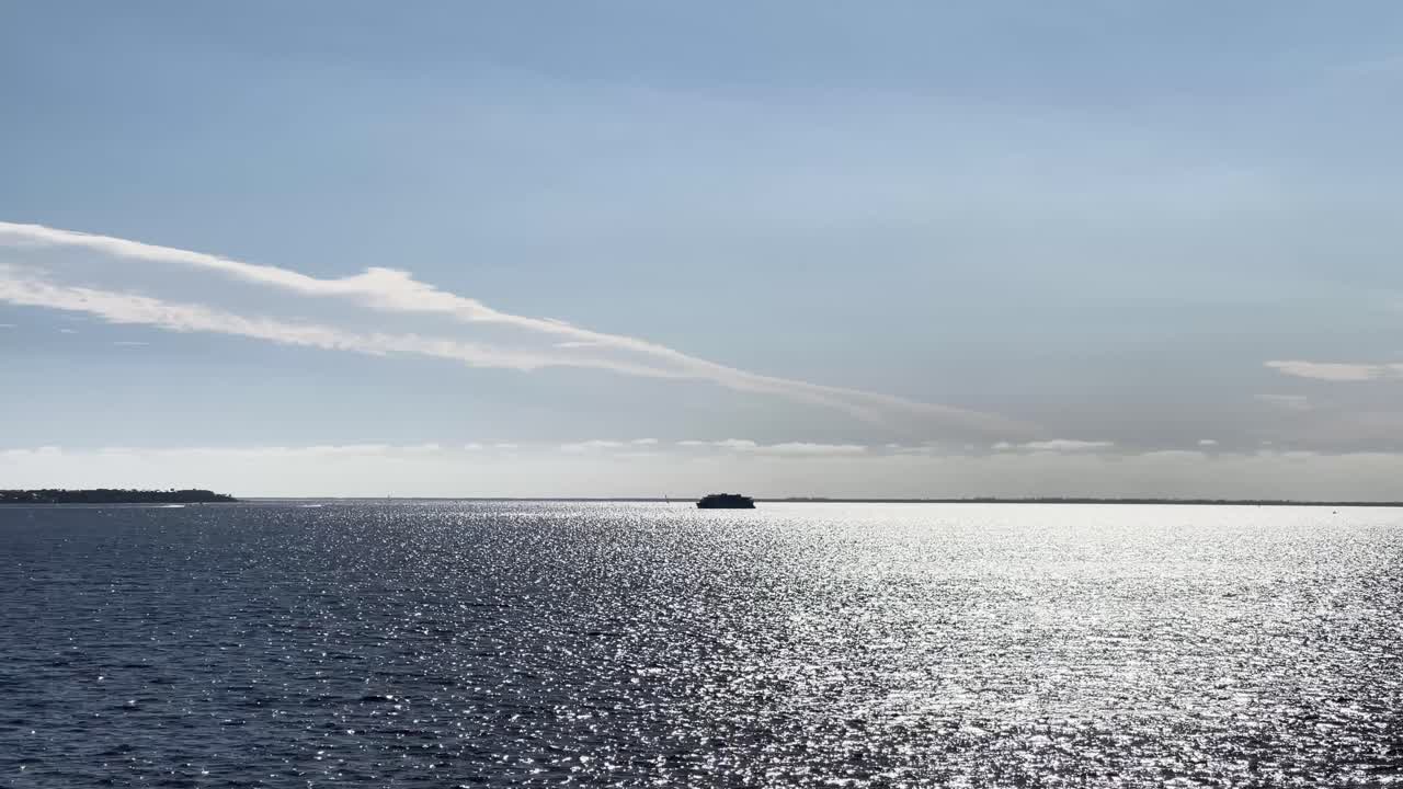 멀리 만에서 배_iphonepro12max_4k30fps.mp4