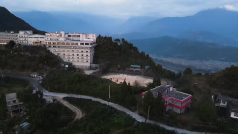 la gente en la montaña nuevo hotel annapurna vista al amanecer en sarangkot, pokhara, nepal