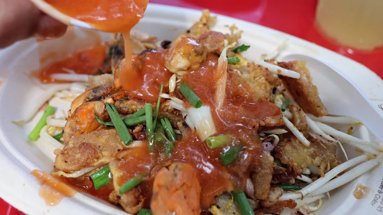 오이스터 오멜 위에 소스가 여지고 있습니다.