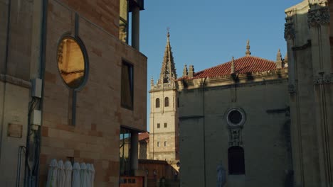 hermosa vista de oviedo durante la puesta de sol