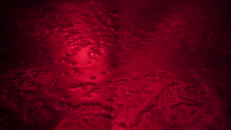 disparo de gotas húmedas sobre fondo rojo