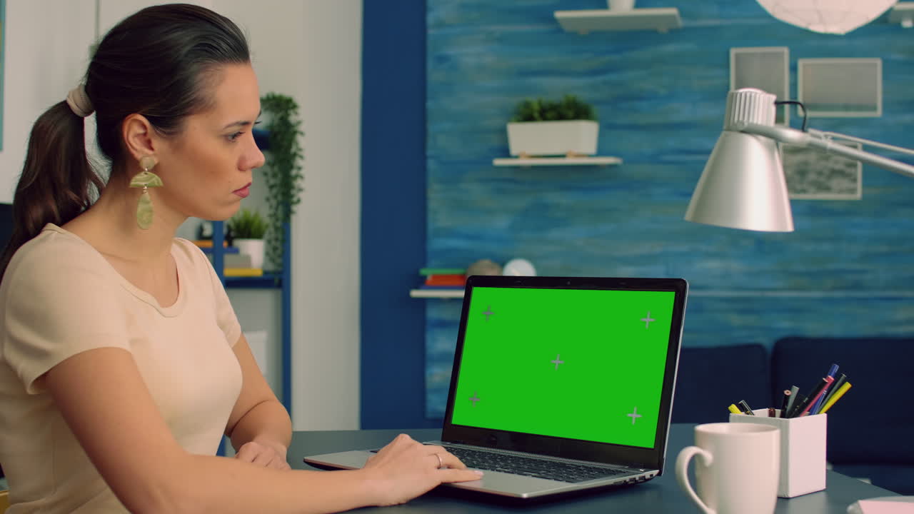 mujer de negocios que trabaja en un proyecto de comunicación en línea utilizando una computadora portátil