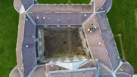 vista aérea del castillo medieval de güssing en burgenland, austria, caída hacia abajo