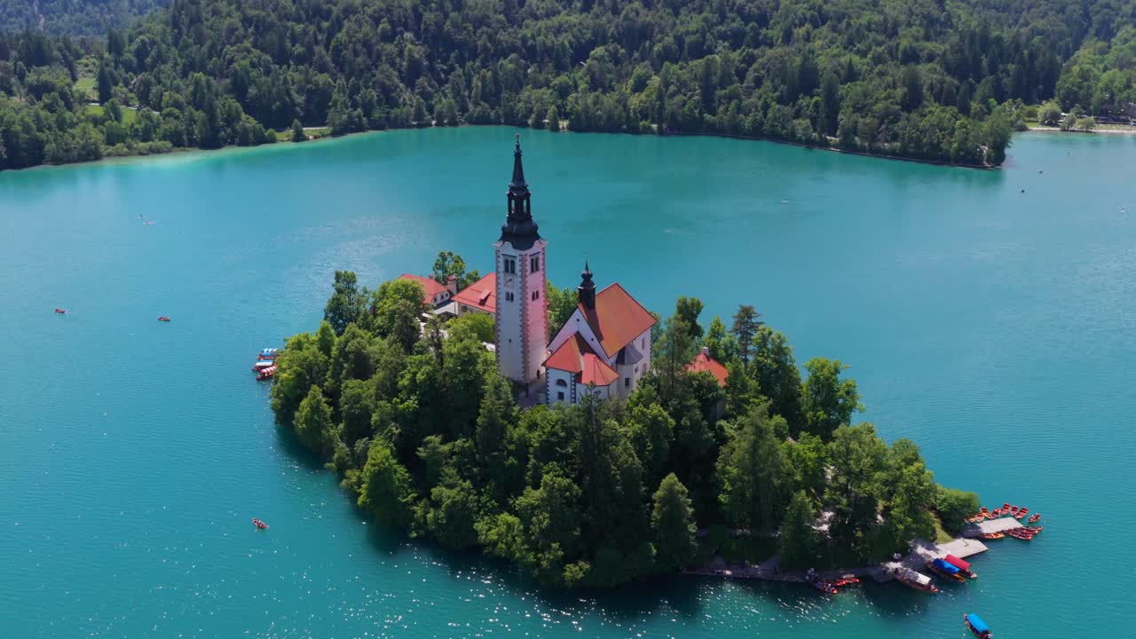 Vista dall'alto dell'Isola di Bled con la Chiesa dell'Assunzione al suo centro