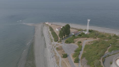 Breite-Luftaufnahmen,-Die-Die-Wasseraufbereitungsanlage,-Die-Radarstation-Und-Den-West-Point-Leuchtturm-An-Der-Spitze-Einer-Landmasse-In-Seattle,-Wa,-Zeigen