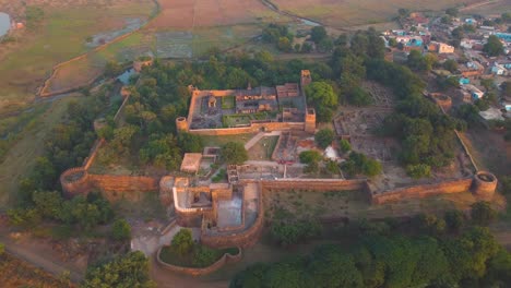 toma de drones de un antiguo fuerte y templo indio durante la puesta de sol en shivpuri, india