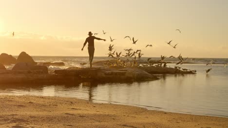 hombre divirtiéndose en la playa 4k