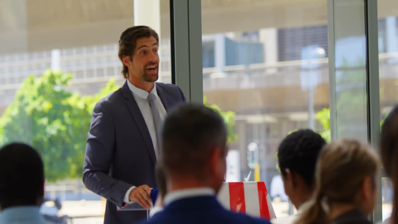 el orador caucásico habla en el seminario de negocios 4k