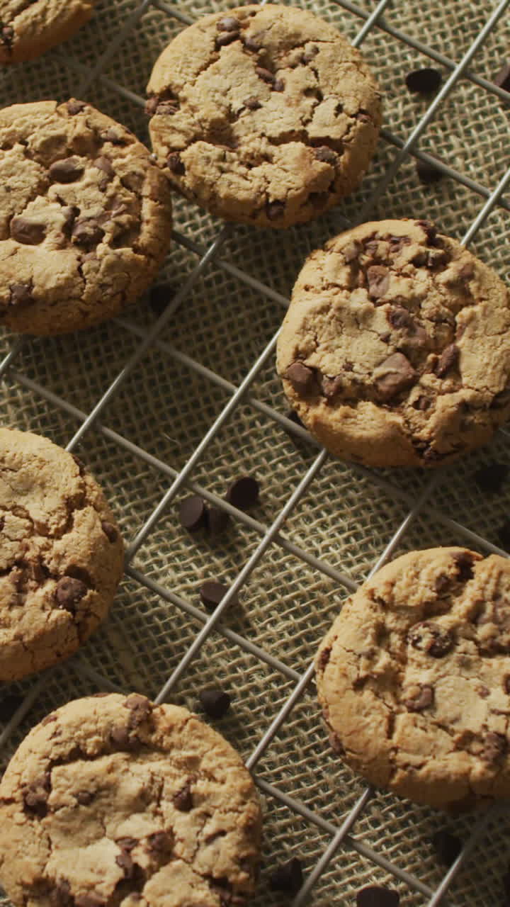 video de galletas con chocolate en el estante de horneado