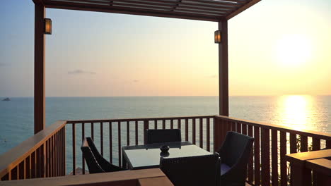 Restaurantpavillon-Am-Meer-Mit-Blick-Auf-Den-Atemberaubenden-Sonnenuntergang-über-Dem-Meer