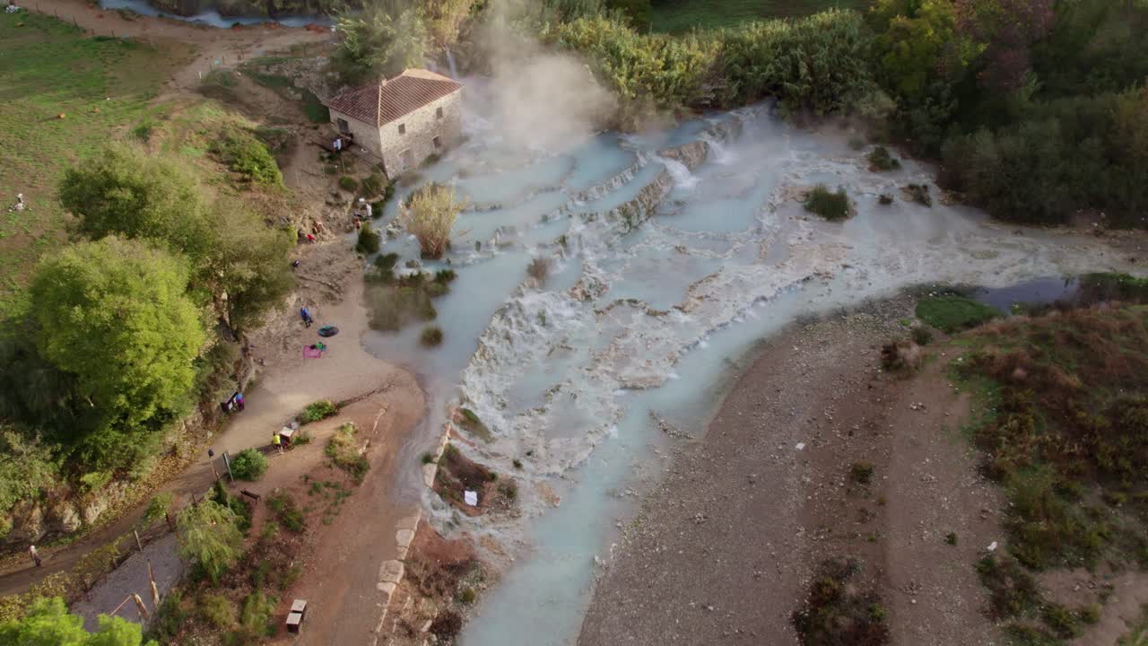 Rilassanti piscine naturali con bagnanti, Terme di Saturnia, Toscana, Italia