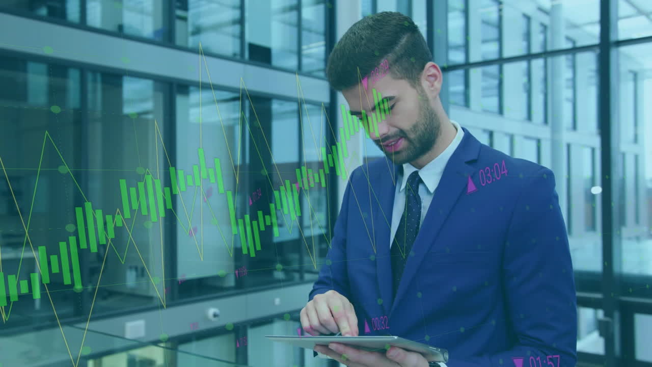 animación del procesamiento de datos financieros sobre empresario caucásico usando tableta en la oficina.