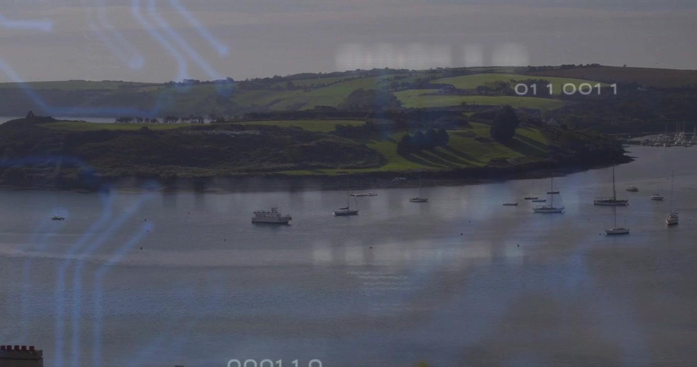 Sovrapposizione binaria tremolante che si sposta su una baia calma, visualizzando il cambiamento dei dati sopra le barche ancorate.