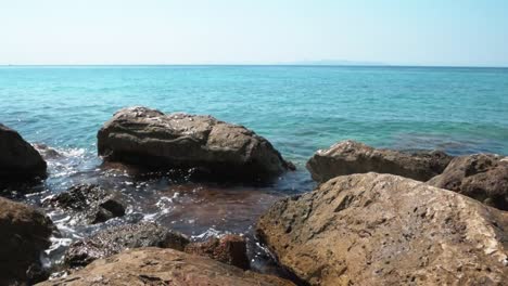 en una orilla rocosa del mar