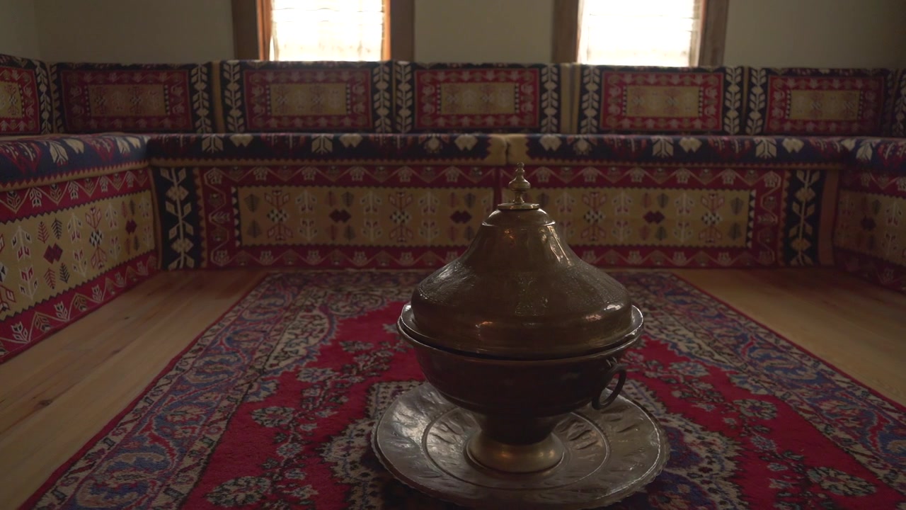 Traditioneller türkischer Sitzbereich mit verzierter Messingschale