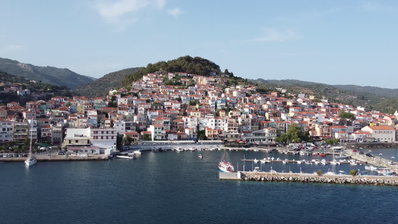 ciudad y puerto tradicional de plomari, isla de lesbos, mar egeo, disparo de avión no tripulado