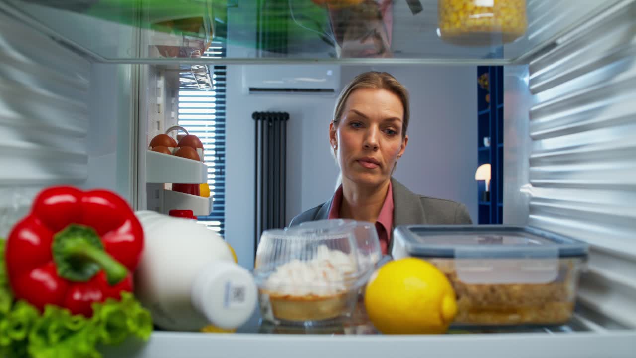 mujer abriendo un refrigerador