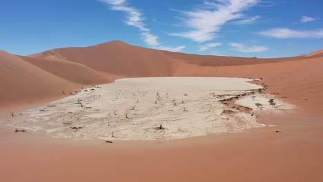 Wunderschöne-Kamerafahrt-In-Der-Namibischen-Wüste-An-Einem-Sonnigen-Tag