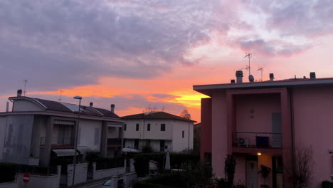 Erstaunlicher-Sonnenaufgangsblick-Aus-Dem-Fenster-In-Der-Innenstadt