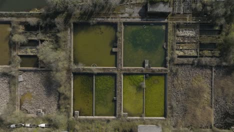 Alte-Wasseraufbereitungsanlagen,-Luftaufnahmen-Aus-Der-Vogelperspektive,-Offene-Klärbecken,-Muster-Und-Formen-Der-Winter-frühlingssaison-In-Uk