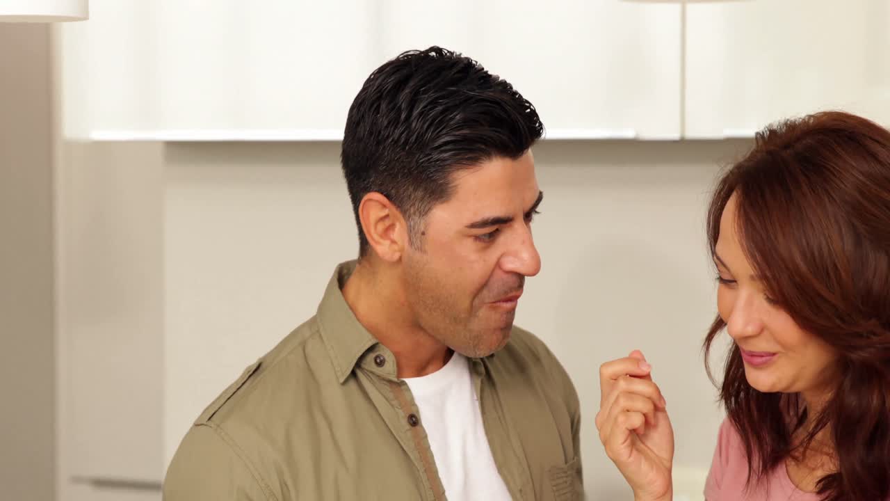 젊은 부부 가 대화 하고 포도 를 먹고 있다