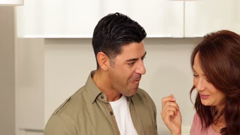 pareja de jóvenes charlando y comiendo uvas